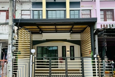 หมู่บ้านรุ่งนภา ซอยร่มเกล้า16 บ้านสวย เฟอร์ฯครบ รีโนเวทใหม่ทั้งหลัง พร้อมเข้าอยู่