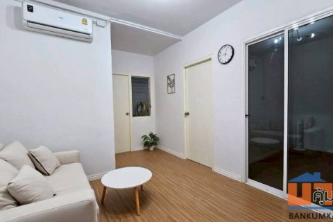 ขายด่วน ห้องเอื้ออาทรศรีวารีน้อย ห้องริม รีโนเวทสวยพร้อมอยู่ ตึก 111 ชั้น 2 32.41 ตรม. หิ้วกระเป๋าเข้าอยู่ได้เลย