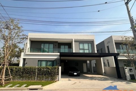 ให้เช่าบ้านเดี่ยว 2ชั้น Centro บางนา เฟส 1 ที่ดิน 74.4 ตรว พื้นที่ใช้สอย 289 ตรม Size ใหญ่สุด วิวสระว่ายน้ำ